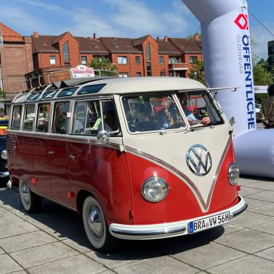 Roter Volkswagen Bus aus den 1960er Jahren mit Dachgepäckträger.